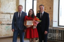 Менеджер по производству Макдоналдс в России Владимир Овсянников и консультант по производству компании Антон Воеводин вручают стипендии