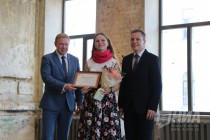 Менеджер по производству Макдоналдс в России Владимир Овсянников и консультант по производству компании Антон Воеводин вручают стипендии