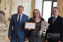 Менеджер по производству Макдоналдс в России Владимир Овсянников и консультант по производству компании Антон Воеводин вручают стипендии