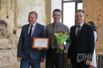 Менеджер по производству Макдоналдс в России Владимир Овсянников и консультант по производству компании Антон Воеводин вручают стипендии