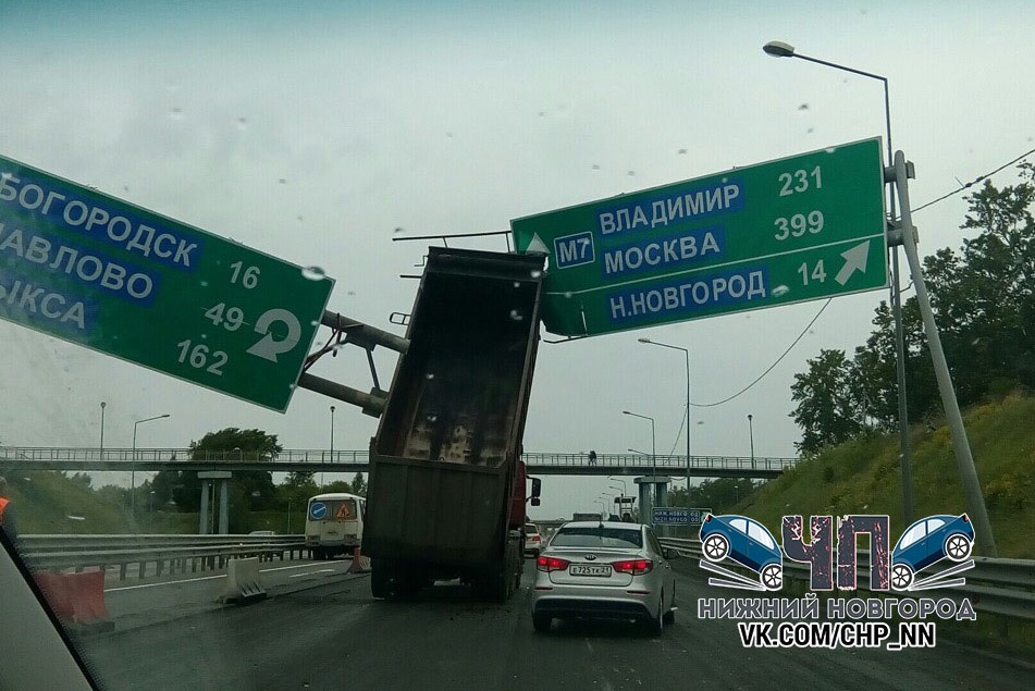 Самосвал снёс информационные щиты на объездной Нижнего Новгорода 12 июня