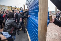 Символическое падение синего забора на Нижневолжской набережной