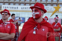 Марш швейцарских болельщиков в Нижнем Новгороде перед матчем с Коста-Рикой