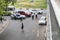 По одному из подъездов к мосту полицейские пускают только общественный транспорт