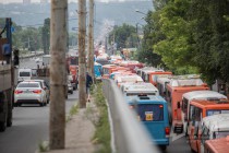 По одному из подъездов к мосту полицейские пускают только общественный транспорт