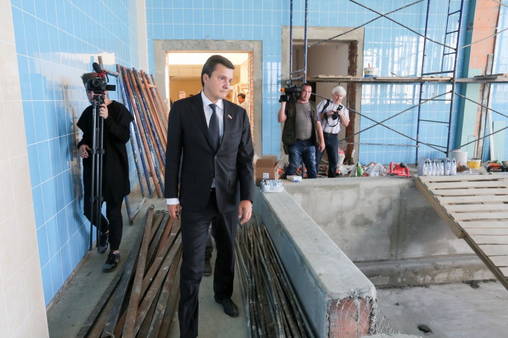 Денис Москвин в строящейся школе в Дальнеконстантиновском районе