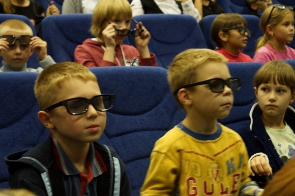 воспитанники детского дома на первом киносеансе в ФОКе Ока