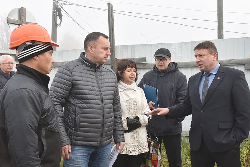 Олег Лавричев (справа) на встрече с дольщиками долгостроя в Арзамасе