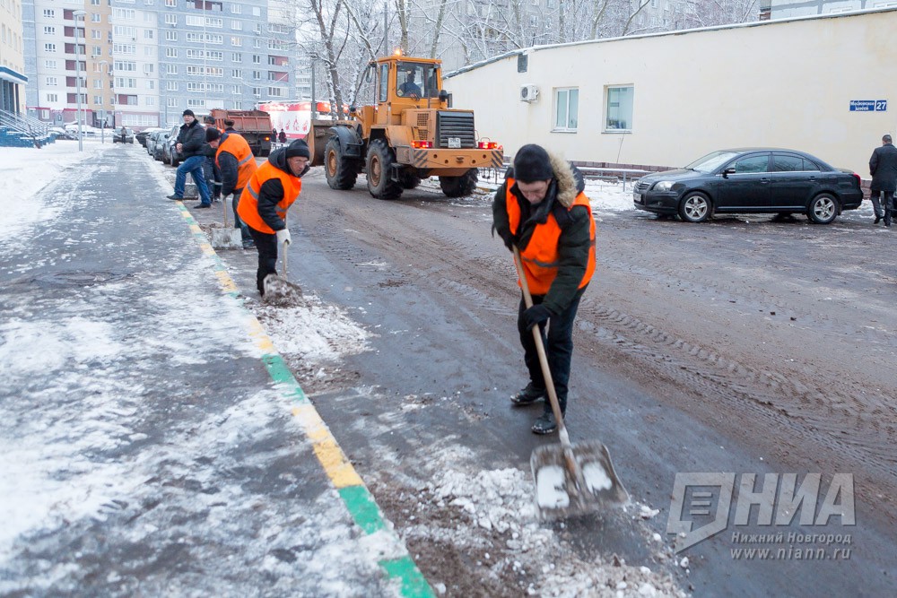 Почти 2 тысячи дворников вышли на уборку Нижнего Новгорода от снега 18 ноября