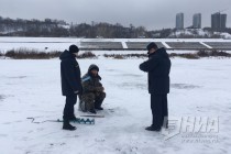 Рейд сотрудников МЧС по местам массового выхода рыбаков на лед в Нижнем Новгороде