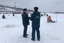 Рейд сотрудников МЧС по местам массового выхода рыбаков на лед в Нижнем Новгороде
