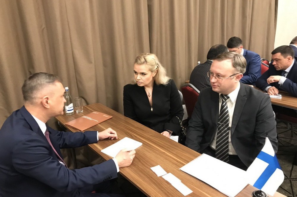 Ольга Гусева в ходе переговоров на Бирже контактов