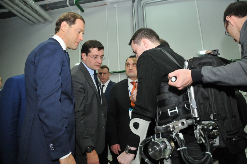 Денис Мантуров и Глеб Никитин на выставке в технопарке Анкудиновка