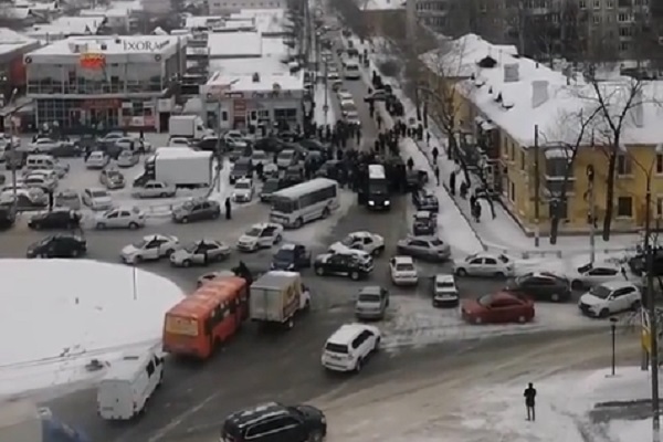Траурная процессия в знак прощания с убитым в Шахунском районе таксистом ограничила движение в 7 мкрн Нижнего Новгорода 
