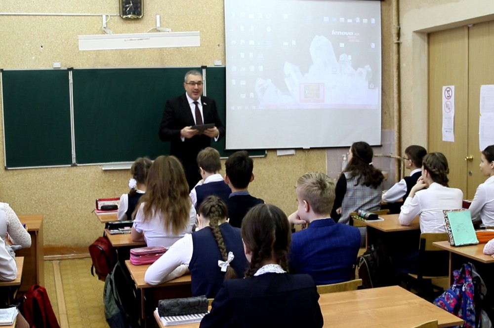 Дмитрий Барыкин на уроке гимназии №50