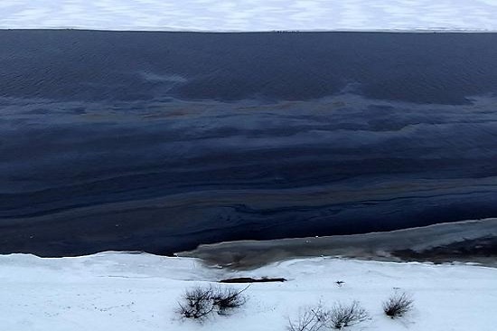 Нефтяное пятно на Волге, появившееся 17 марта 2019 года