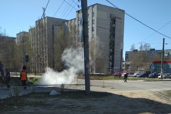 Теплоэнерго устраняет прорыв трубы с горячей водой в Нижнем Новгороде