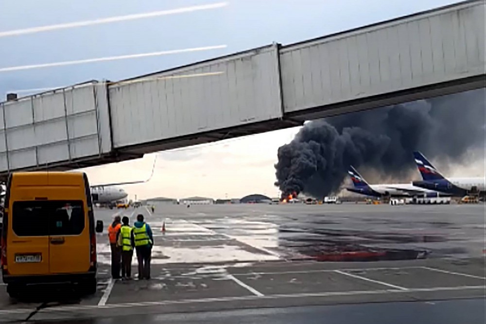 Пожар при аварийной посадке самолета в аэропорту Шереметьево