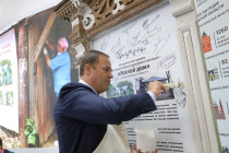 Покраска наличника нижегородского ОКН в рамках ПМЭФ-2019