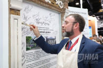 Покраска наличника нижегородского ОКН в рамках ПМЭФ-2019