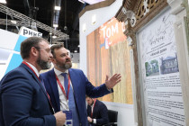 Покраска наличника нижегородского ОКН в рамках ПМЭФ-2019