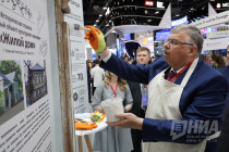 Покраска наличника нижегородского ОКН в рамках ПМЭФ-2019