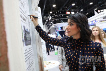 Константин Эрнст и Тина Канделаки приняли участие в покраске резного наличника в рамках ПМЭФ-2019