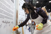 Константин Эрнст и Тина Канделаки приняли участие в покраске резного наличника в рамках ПМЭФ-2019