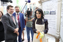 Константин Эрнст и Тина Канделаки приняли участие в покраске резного наличника в рамках ПМЭФ-2019