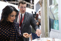 Константин Эрнст и Тина Канделаки приняли участие в покраске резного наличника в рамках ПМЭФ-2019