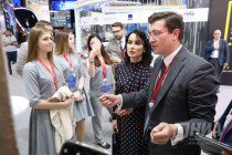 Константин Эрнст и Тина Канделаки приняли участие в покраске резного наличника в рамках ПМЭФ-2019