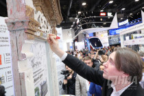 Константин Эрнст и Тина Канделаки приняли участие в покраске резного наличника в рамках ПМЭФ-2019