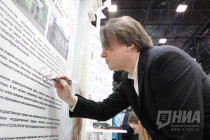 Константин Эрнст и Тина Канделаки приняли участие в покраске резного наличника в рамках ПМЭФ-2019