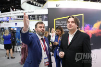 Константин Эрнст и Тина Канделаки приняли участие в покраске резного наличника в рамках ПМЭФ-2019