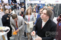 Константин Эрнст и Тина Канделаки приняли участие в покраске резного наличника в рамках ПМЭФ-2019