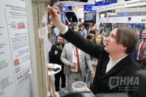 Константин Эрнст и Тина Канделаки приняли участие в покраске резного наличника в рамках ПМЭФ-2019