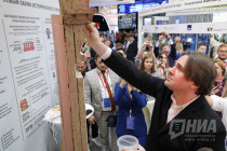 Константин Эрнст и Тина Канделаки приняли участие в покраске резного наличника в рамках ПМЭФ-2019