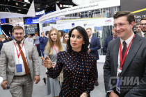 Константин Эрнст и Тина Канделаки приняли участие в покраске резного наличника в рамках ПМЭФ-2019