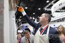 Денис Паслер и Игорь Васильев присоединились к покраске наличника нижегородского ОКН в рамках ПМЭФ-2019