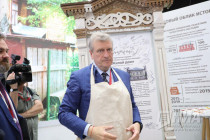 Денис Паслер и Игорь Васильев присоединились к покраске наличника нижегородского ОКН в рамках ПМЭФ-2019