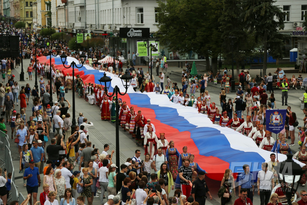 Около тысячи человек пронесли 100-метровый флаг РФ по Большой Покровской в День России