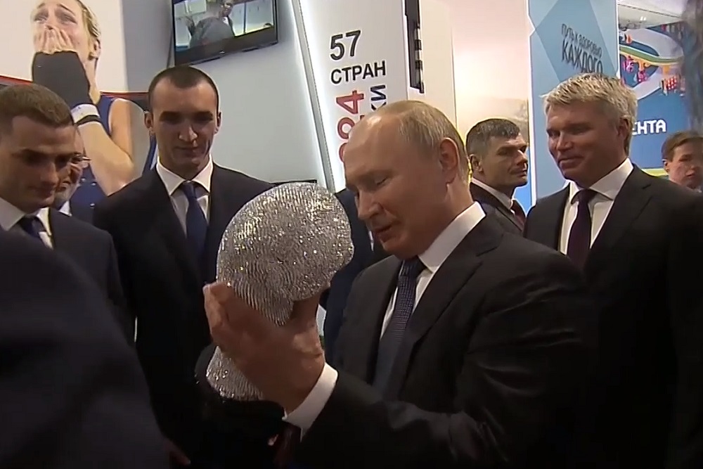 Владимиру Путину подарили бриллиантовую боксерскую перчатку в Нижнем Новгороде