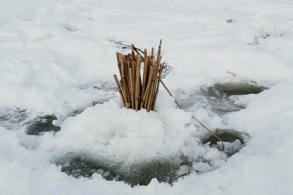 Нижегородские егеря прорубают майны на озере Великое, предотвращая  кислородное голодание у рыб Новости Нижнего Новгорода
