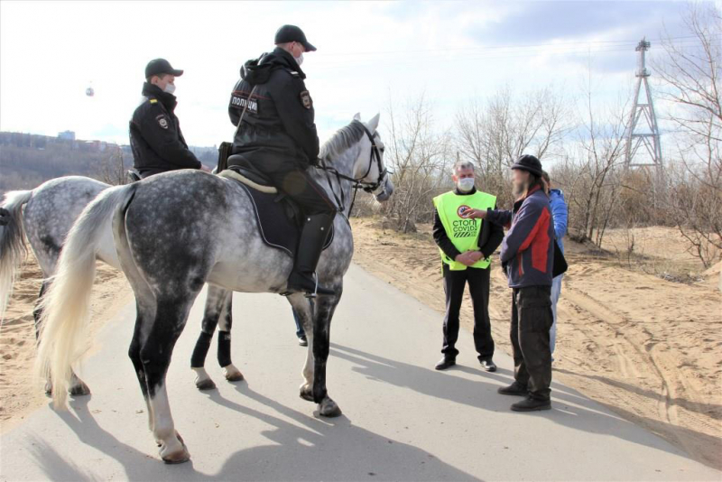 Конная полиция начала контролировать самоизоляцию нижегородцев