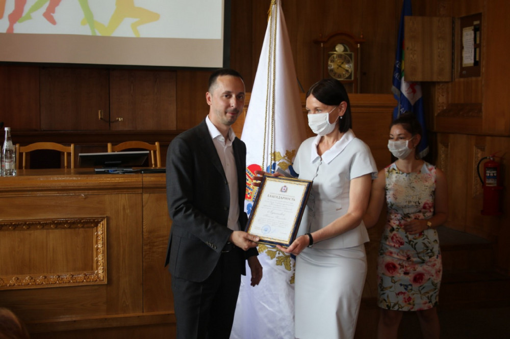 Нижегородские специалисты и волонтеры получили награды за работу во время пандемии COVID-19