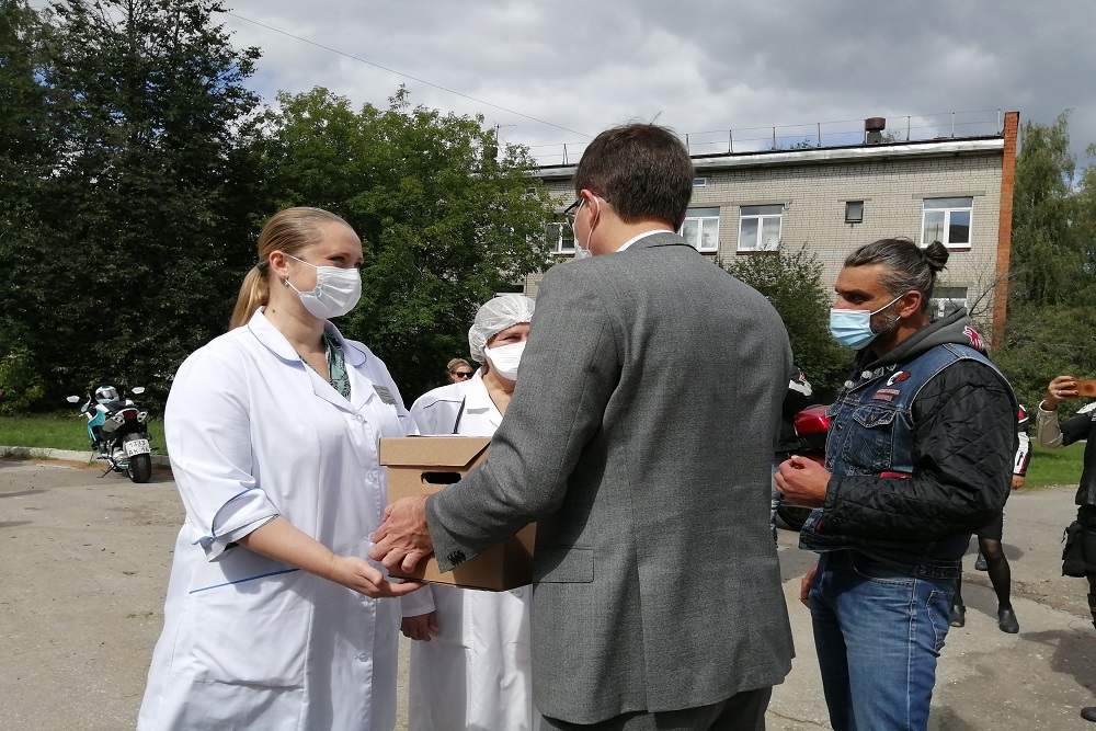 Нижегородским медикам вручили "Карты героя" за борьбу с коронавирусом