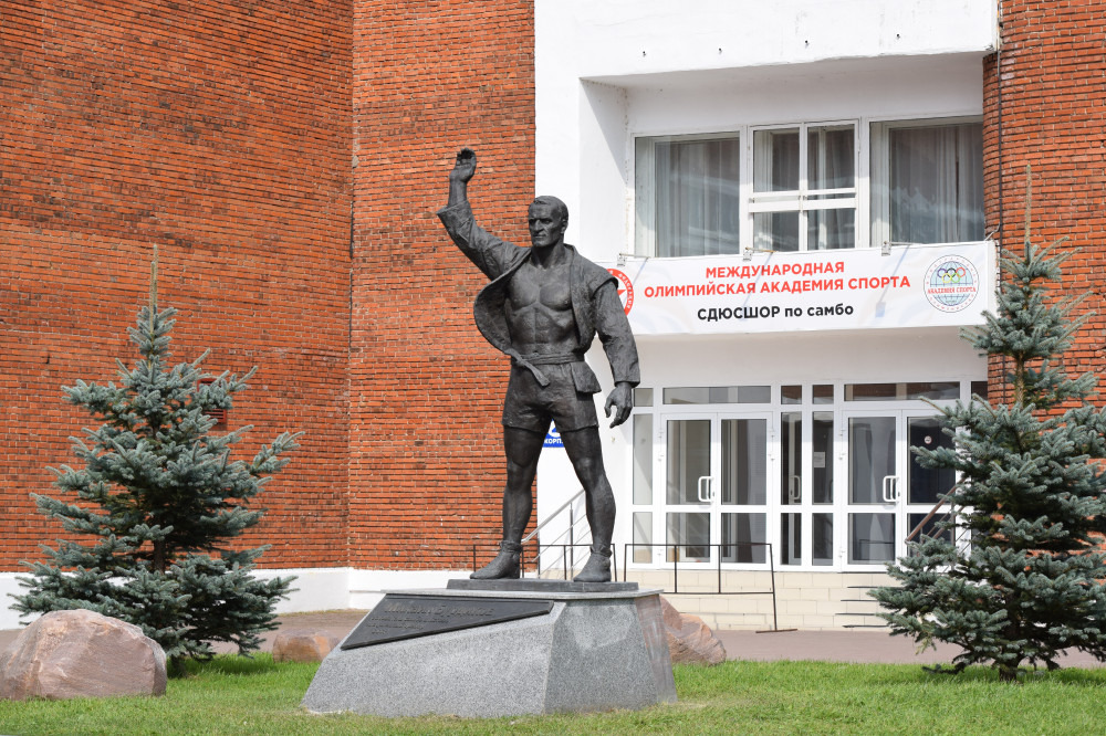 Мемориал Михаилу Бурдикову отремонтирован в Кстове при поддержке ЛУКОЙЛа 