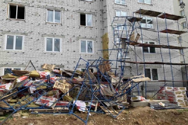 Семеро рабочих пострадали при падении строительных лесов в Нижнем Новгороде