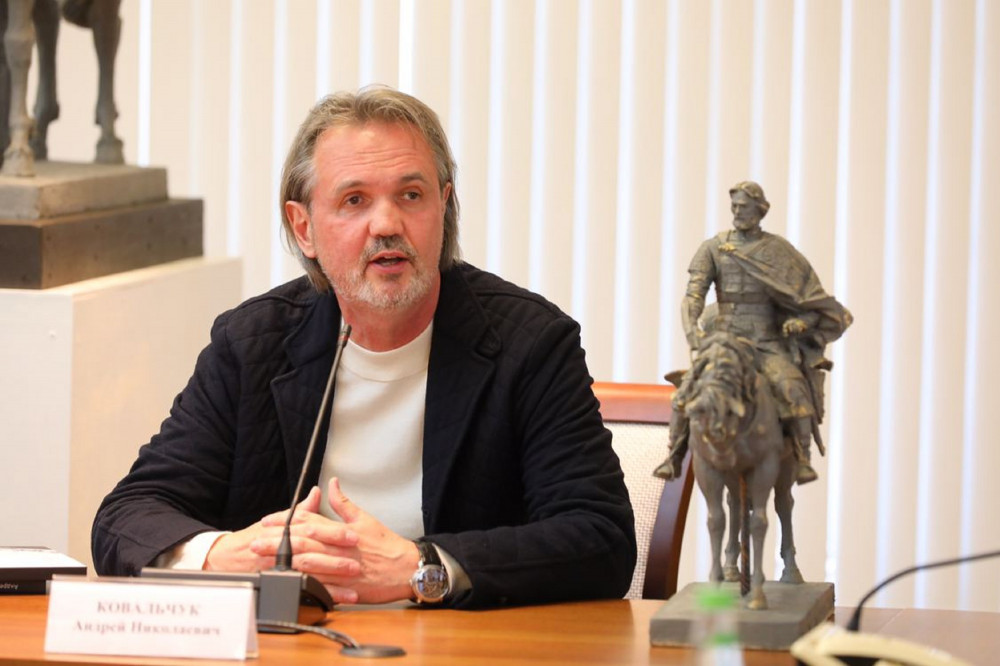 Глеб Никитин обсудил со скульпторами детали памятника Александру Невскому