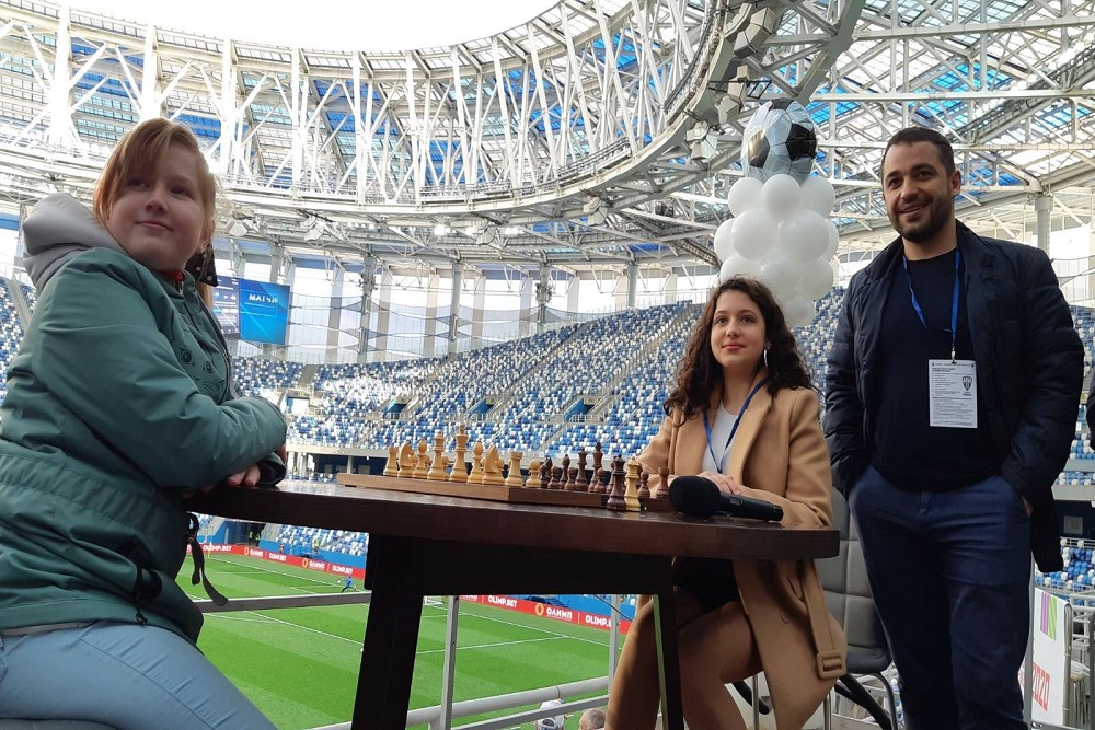 Шахматный поединок состоялся на нижегородском стадионе в перерыве футбольного матча